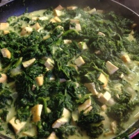 Tofu med grøn karry og spinat